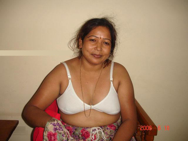 Mature Naked Aunty Hira Naked Photoshoot
