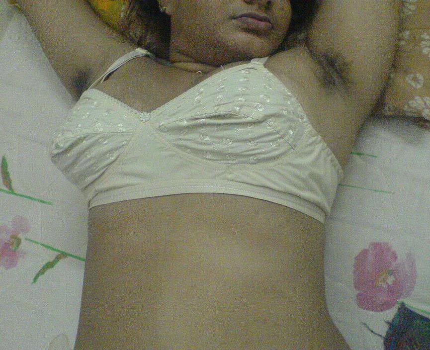 Indian Aunty Zulaikha Nude Showing Hairy Pussy