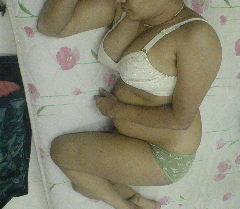 Indian Aunty Zulaikha Nude Showing Hairy Pussy