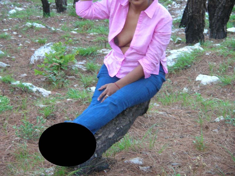 Horny Indian Aunty Veena Stripped Nude In Jungle