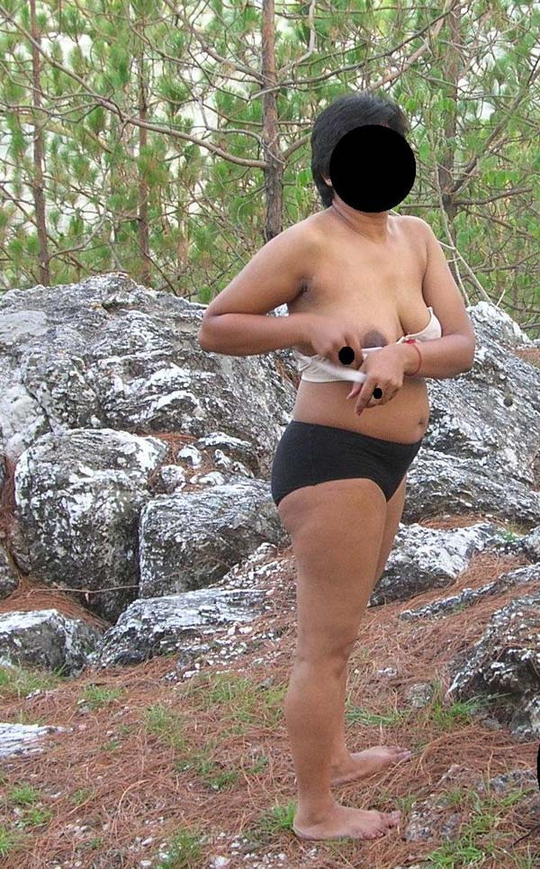 Horny Indian Aunty Veena Stripped Nude In Jungle
