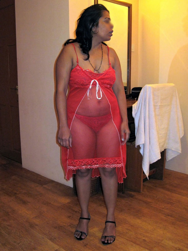 UK Indian Girl Parineeta Posing Nude Garden