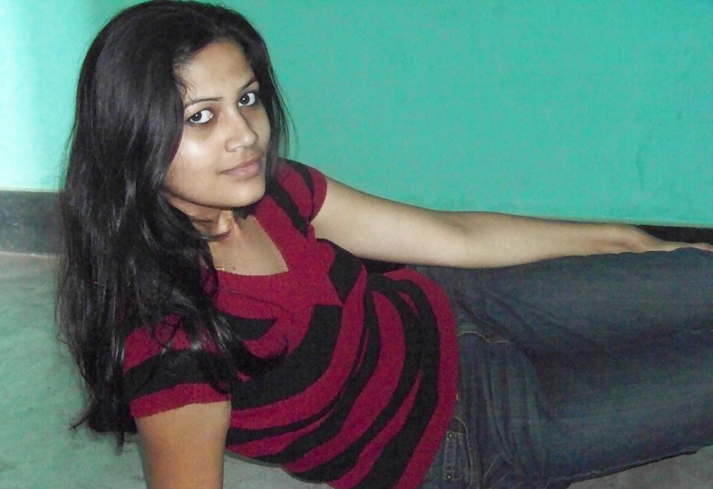 Horny Indian Girl Suhasini Posing Hot