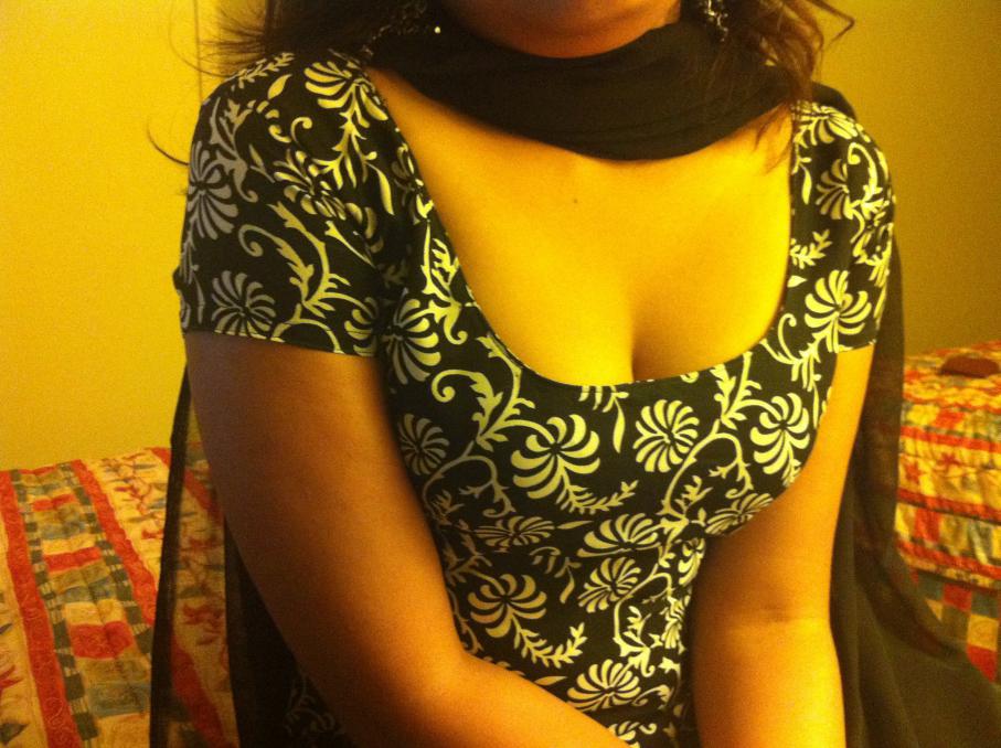 Hot Indian Girl Showing Cleavages Big Tits