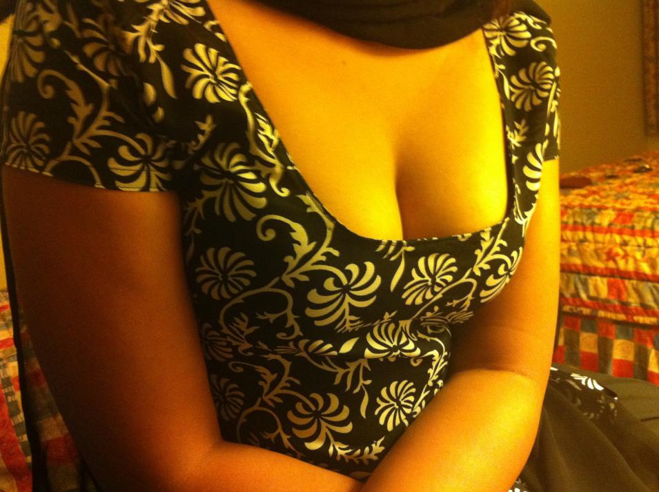 Hot Indian Girl Showing Cleavages Big Tits