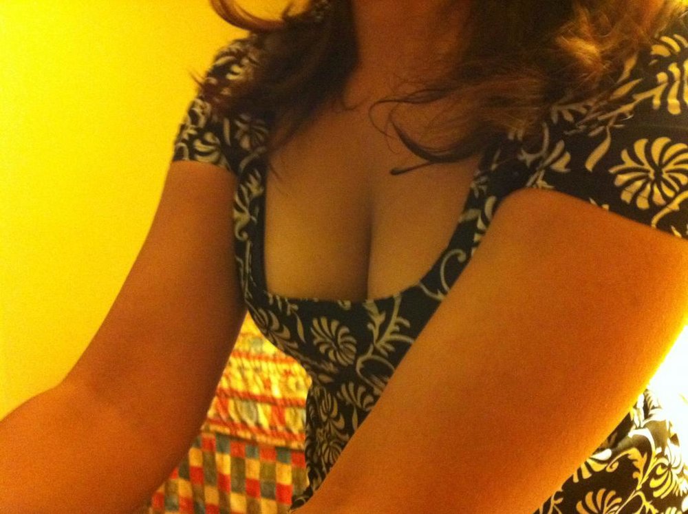 Hot Indian Girl Showing Cleavages Big Tits