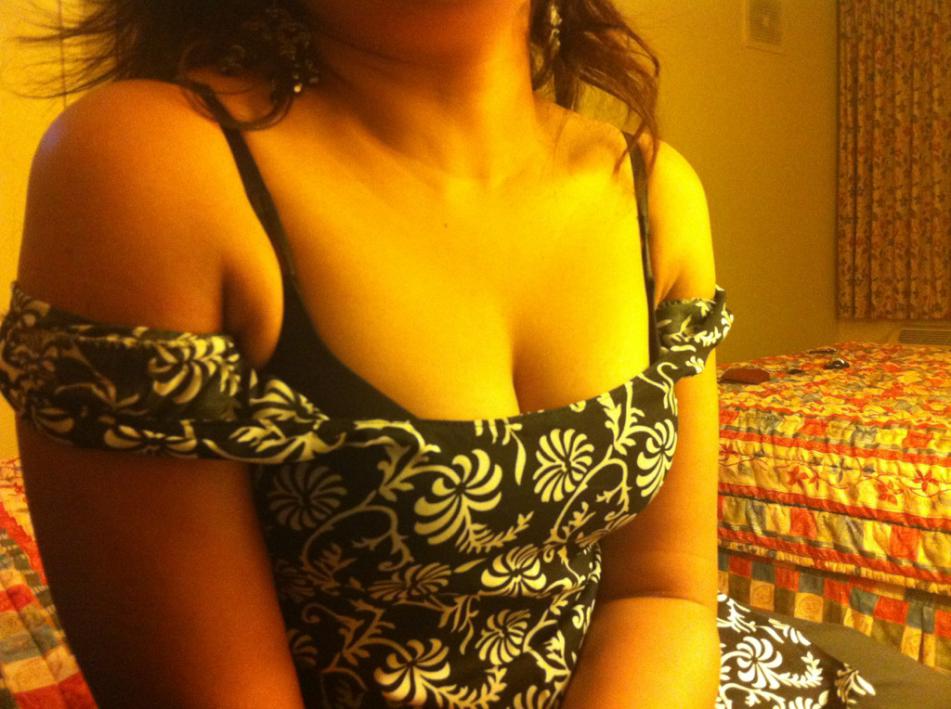Hot Indian Girl Showing Cleavages Big Tits