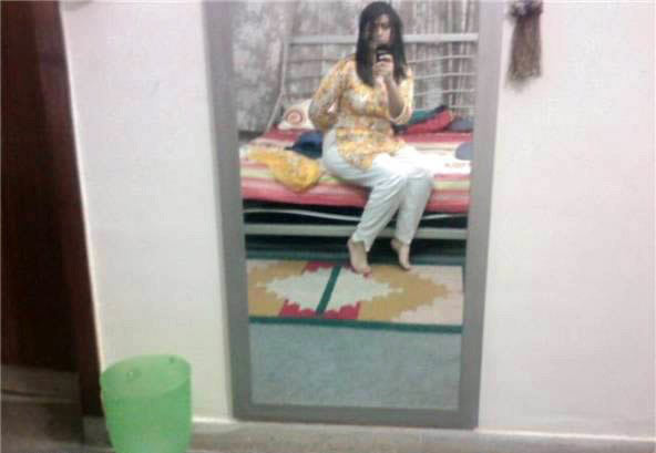 Hot Karachi Babe Nude Selfies For Boyfriend