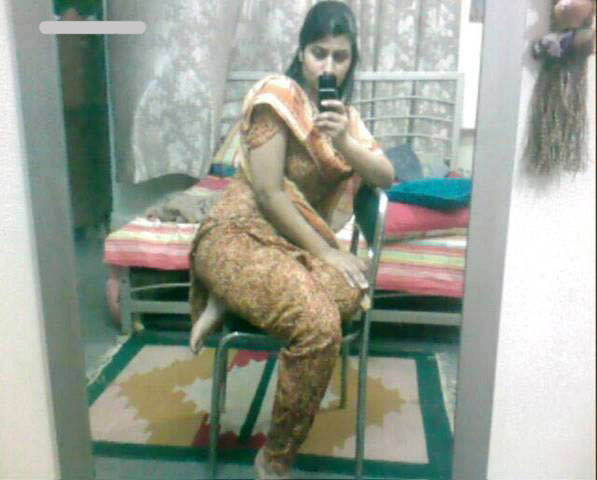 Hot Karachi Babe Nude Selfies For Boyfriend
