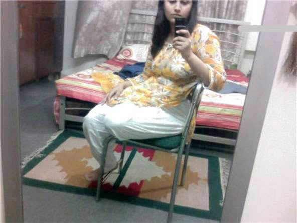 Hot Karachi Babe Nude Selfies For Boyfriend