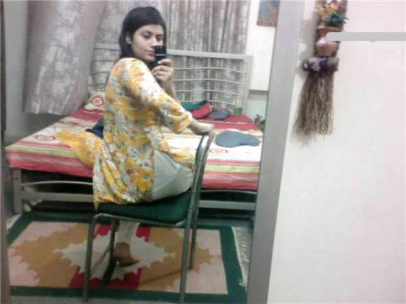 Hot Karachi Babe Nude Selfies For Boyfriend