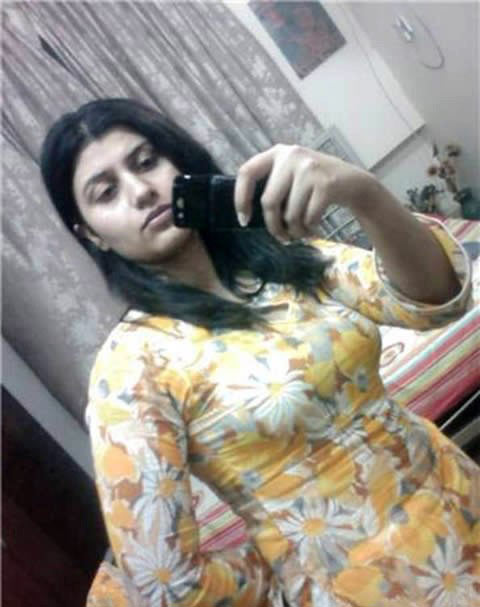 Hot Karachi Babe Nude Selfies For Boyfriend