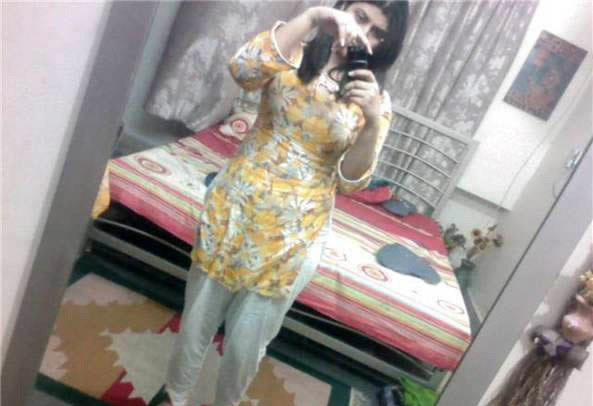 Hot Karachi Babe Nude Selfies For Boyfriend