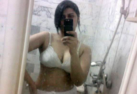 Hot Karachi Babe Nude Selfies For Boyfriend