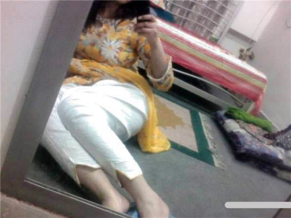 Hot Karachi Babe Nude Selfies For Boyfriend