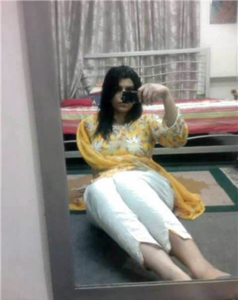 Hot Karachi Babe Nude Selfies For Boyfriend