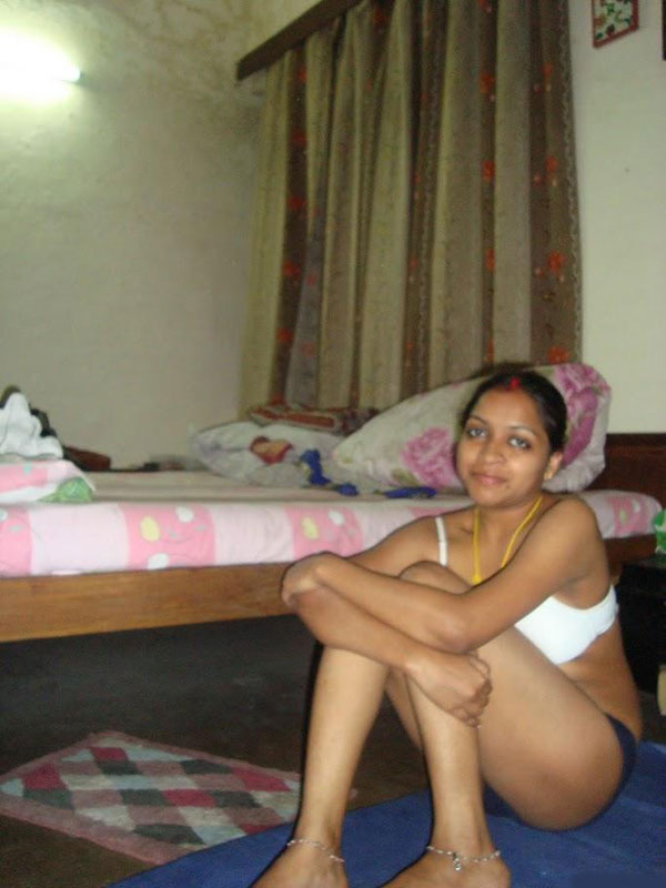 Desi Indian Bhabhi Sitting Nude