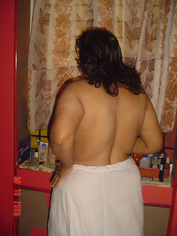 Indian Bhabhi Nayantara Naked Bathroom Pics
