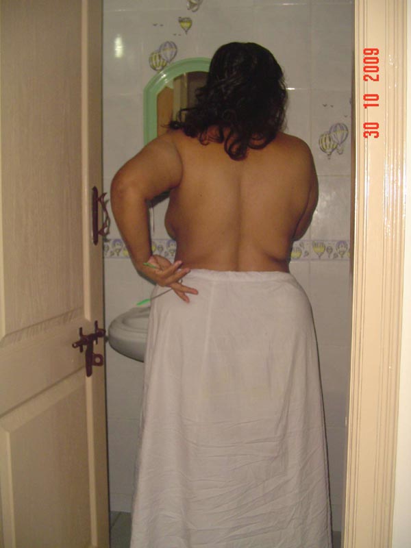 Indian Bhabhi Nayantara Naked Bathroom Pics