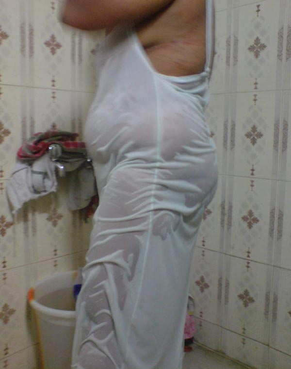 Sexy Indian Aunty Seema Naked Bathroom