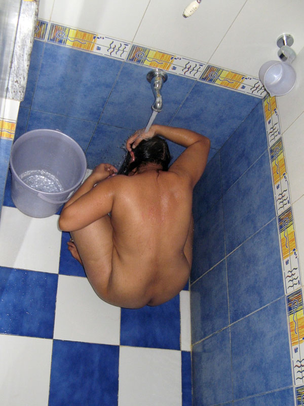 Indian Gayatri Bhabhi Nude Bath Pics Leaked