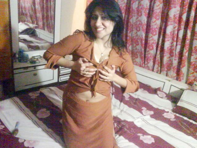 Indian Bhabhi Sona Saree Stripping Naked