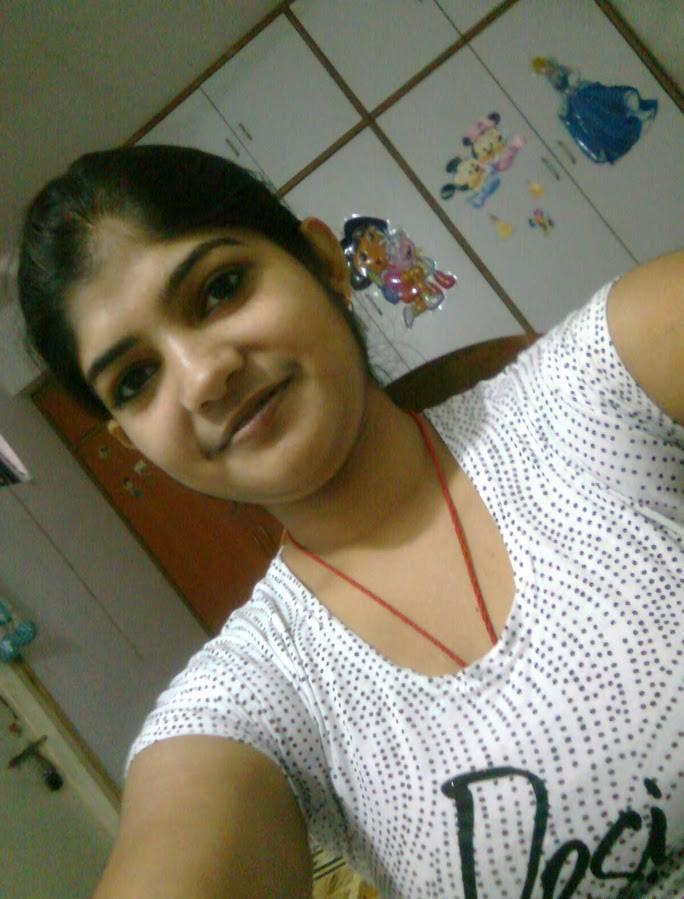 Indian Busty Babe Bulbul Taking Nude Selfies