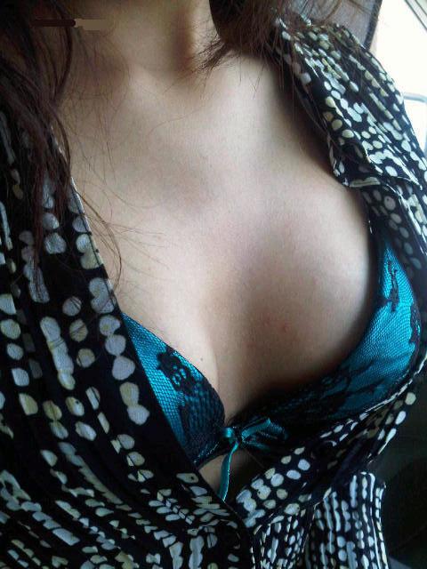 Indian Girl Hameeda Boobs Pop Out From Bra