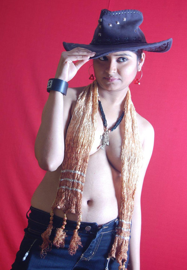 Indian Babe Kavya Erotic Photoshoot