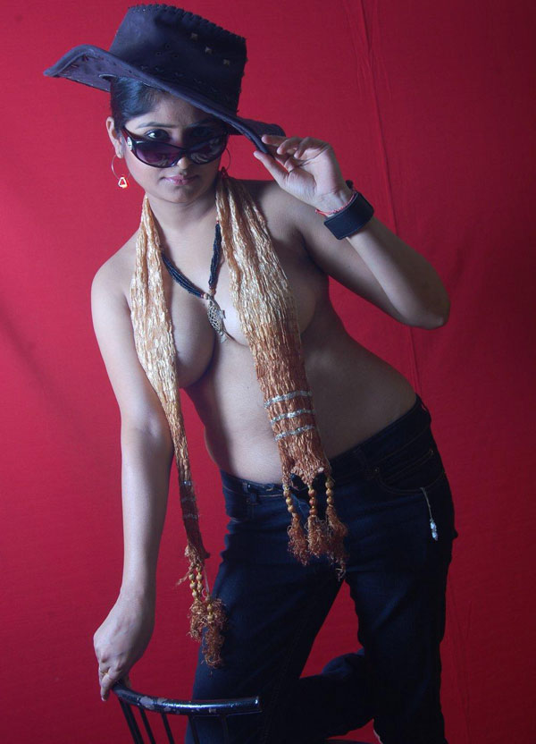 Indian Babe Kavya Erotic Photoshoot