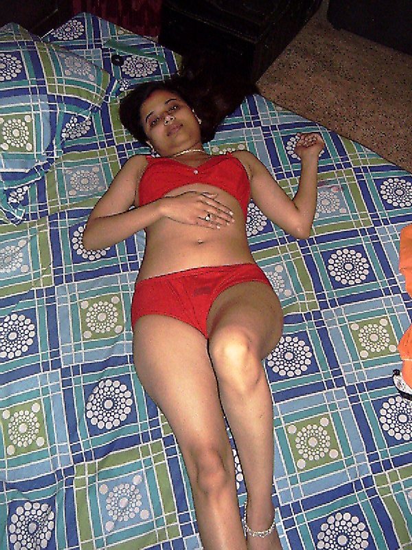 Desperate Indian Bhabhi Shraddha Saree Stripped Nude