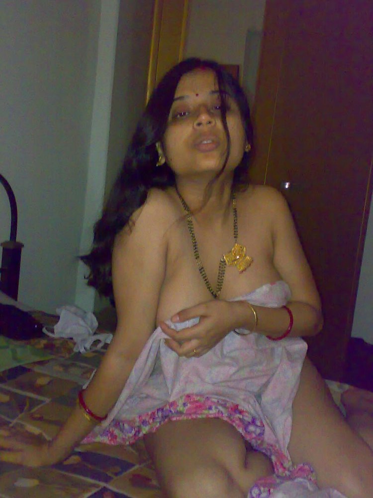 Desperate Indian Bhabhi Shraddha Saree Stripped Nude