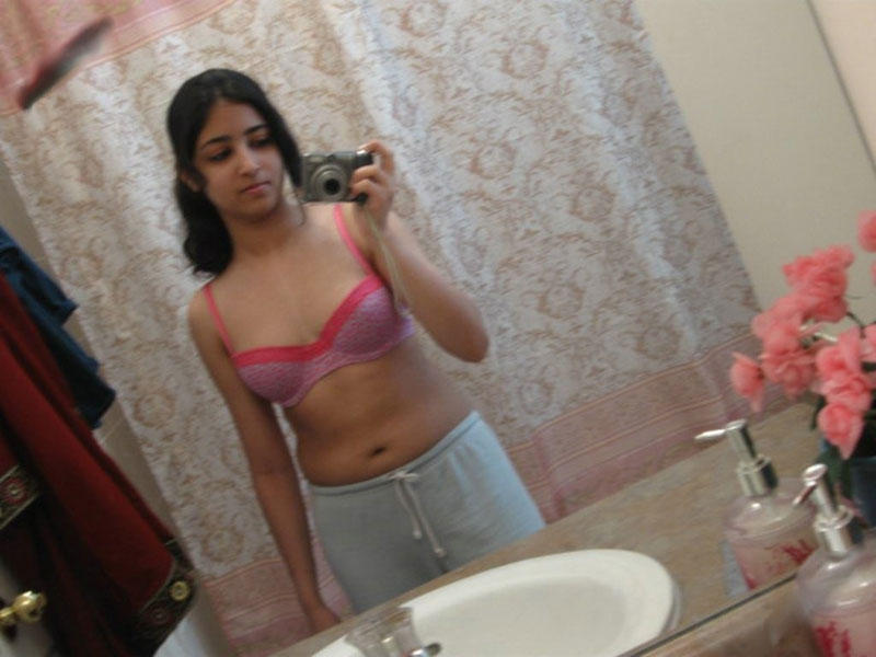 Indian Girl Seema Pink Bra Pics Leaked