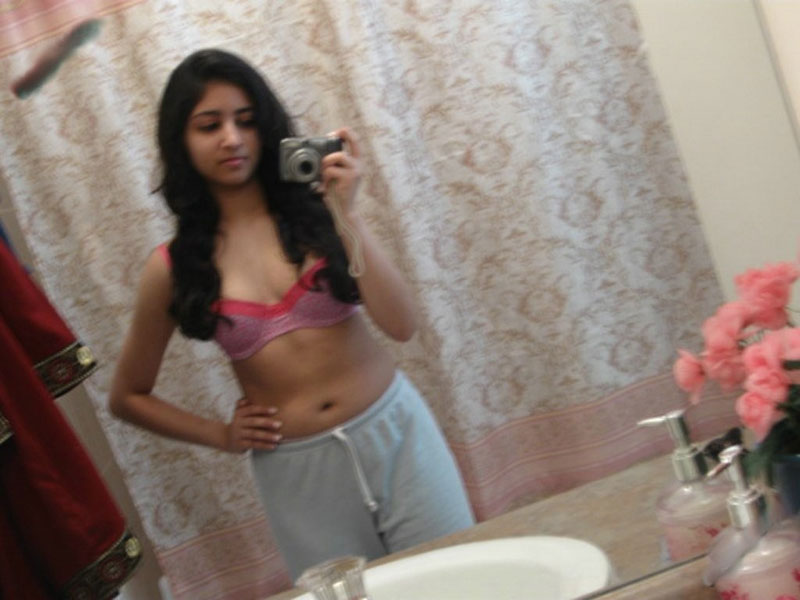 Indian Girl Seema Pink Bra Pics Leaked