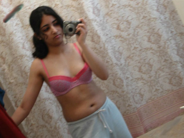 Indian Girl Seema Pink Bra Pics Leaked