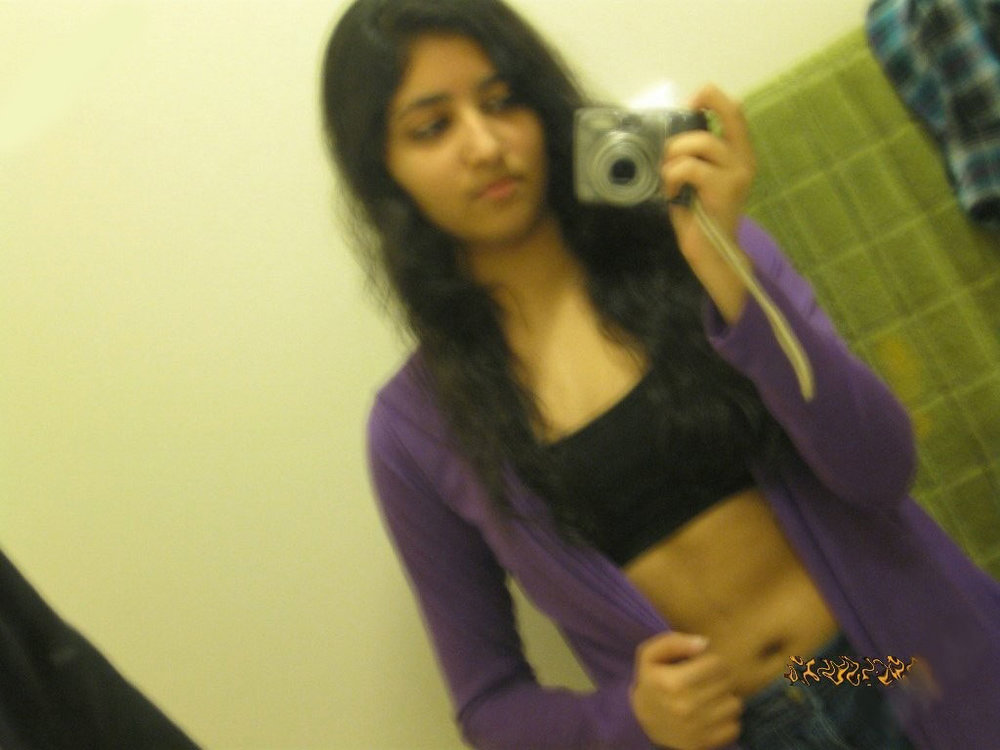 Indian Girl Seema Pink Bra Pics Leaked