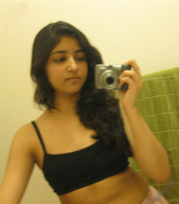 Indian Girl Seema Pink Bra Pics Leaked