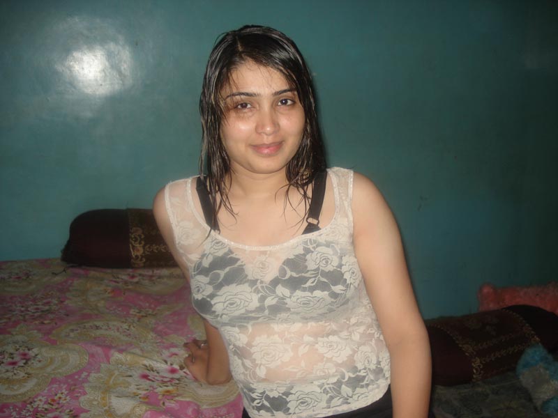 Lusty Indian Bhabhi Razia Saree Stripping Nude