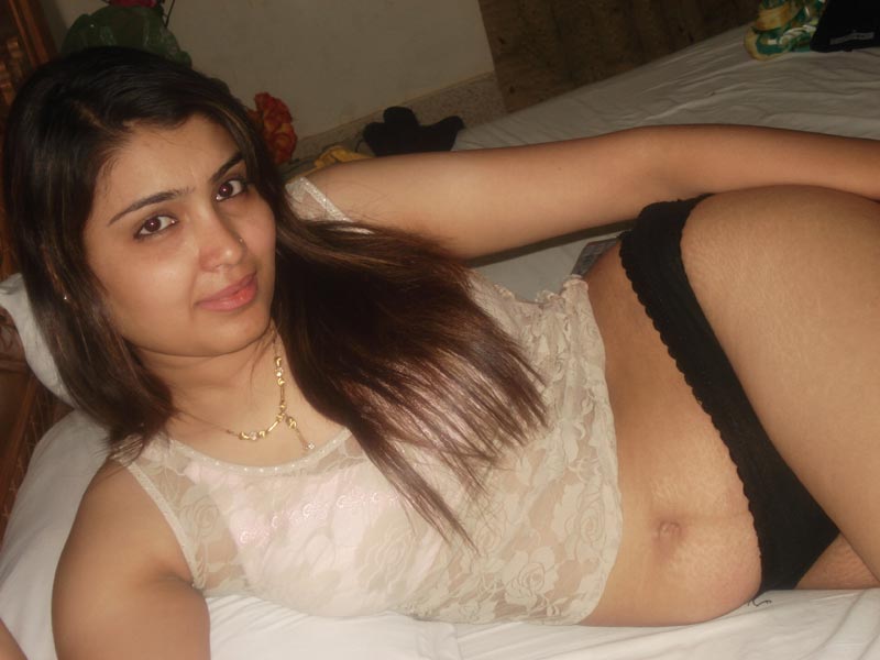 Lusty Indian Bhabhi Razia Saree Stripping Nude