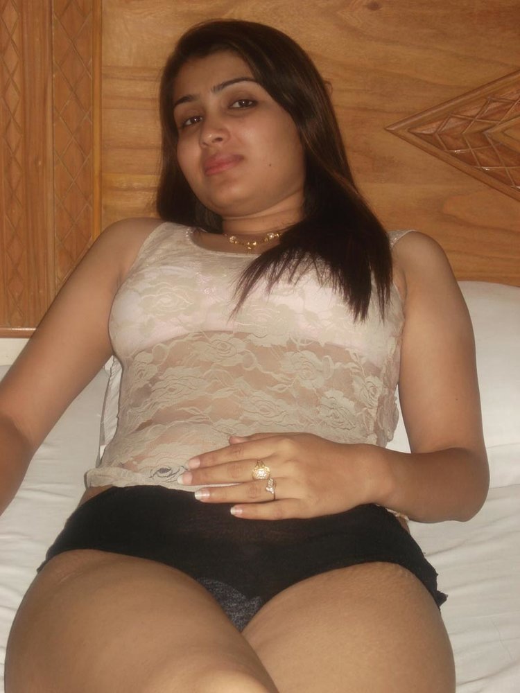 Lusty Indian Bhabhi Razia Saree Stripping Nude