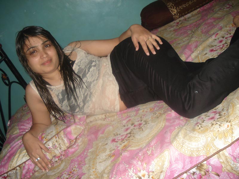 Lusty Indian Bhabhi Razia Saree Stripping Nude