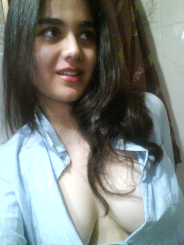 Sexy Indian Young Sexy Indian GF's Nude Exposing Her Milky Boobs