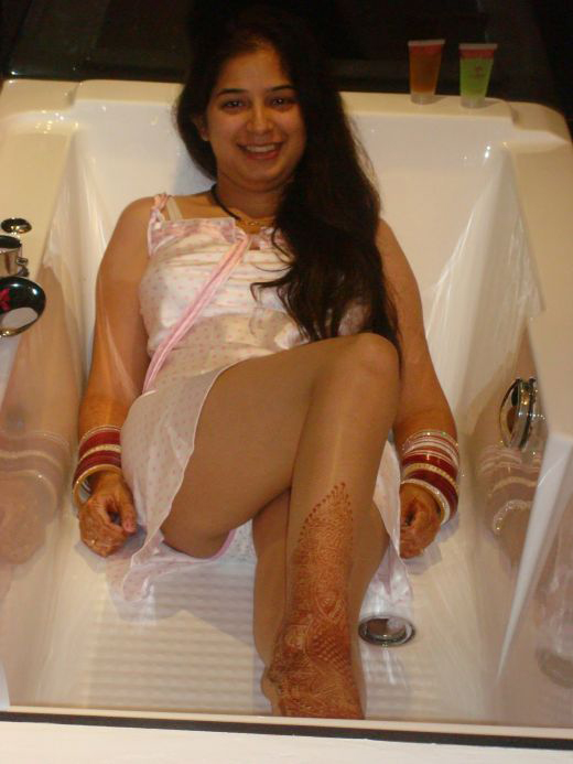 Newly Married Indian Bhabhi Bathroom Pics Leaked