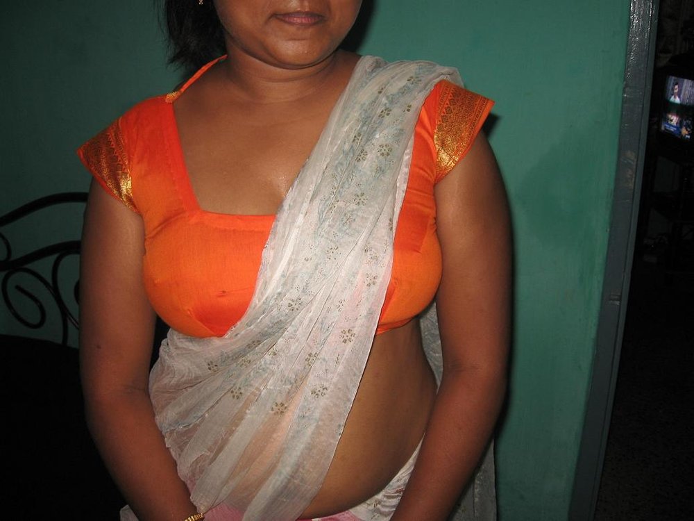 Indian Karina Bhabhi Showing Her Juicy Pussy