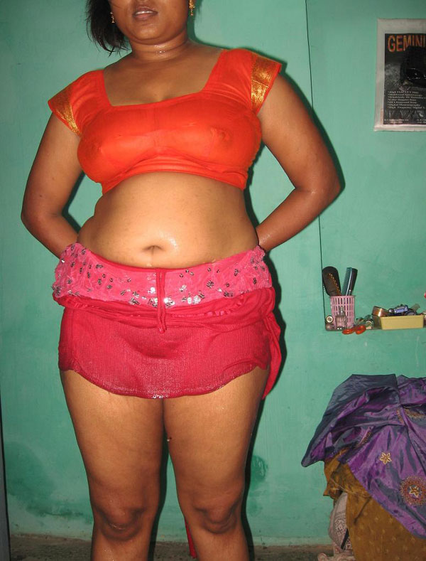 Indian Karina Bhabhi Showing Her Juicy Pussy