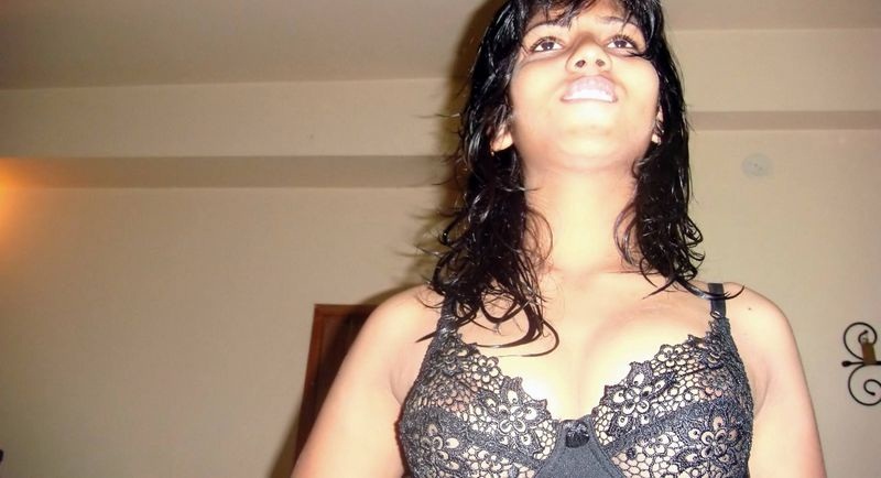 Bengali Housewife showing milky boobs