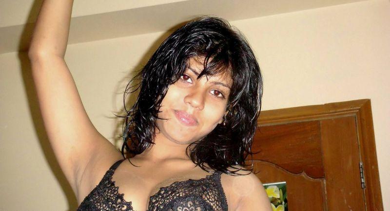 Bengali Housewife showing milky boobs