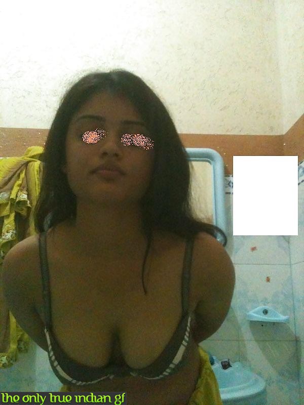 Indian College Girl Slim Sexy Shower Pics