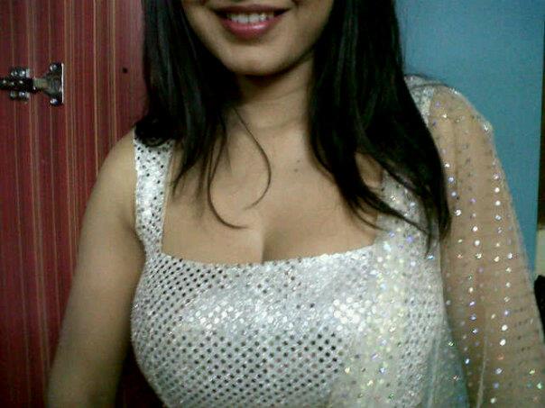 Indian girl after party gettign naked giving her man a blowjob