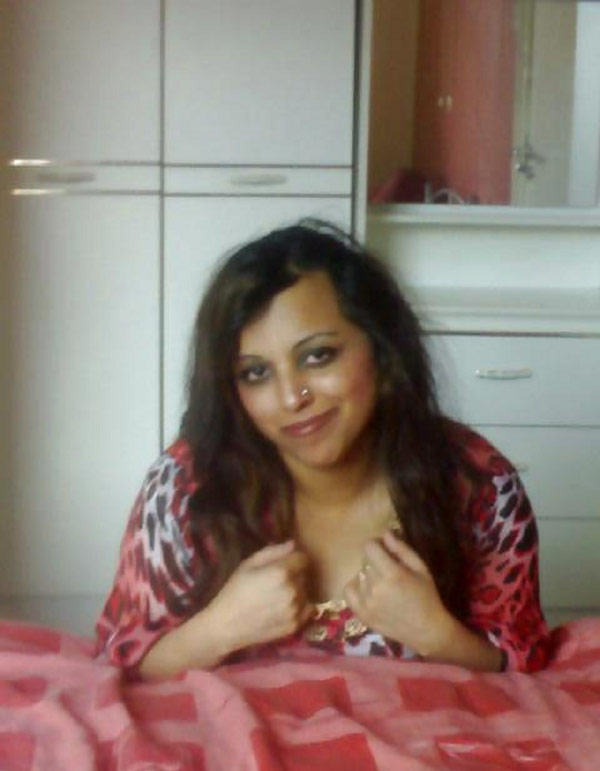Indian babe showing off her breast